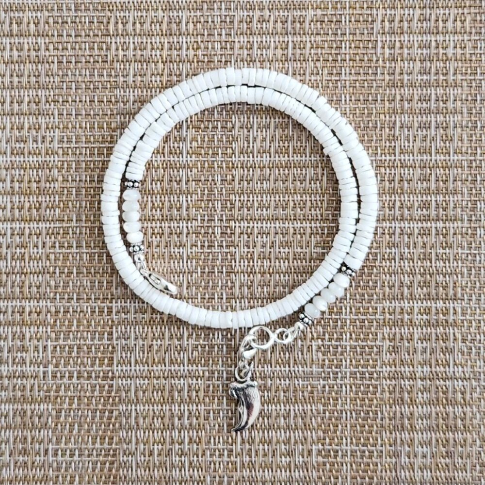 Beautiful NECKLACE white shell HEISHI, with Sterling silver claw